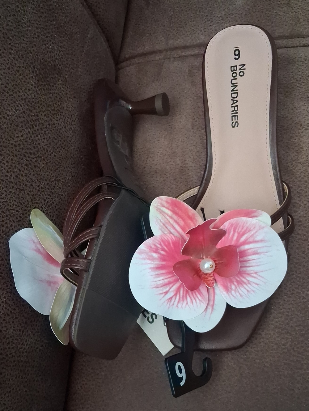 No Boundaries Brown Sandals with Pink & White Floral Accent Orchid Size 6